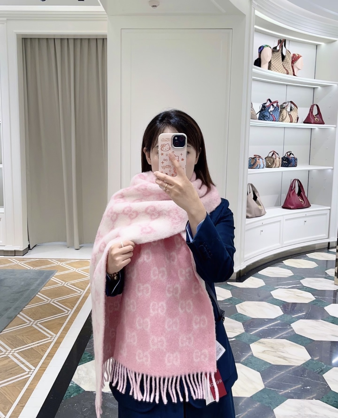 原单对版质量💝Gucci渐变色围巾🧣＂2026早春系列女士软配饰焕新诠释品牌标志性图案。这款围巾以羊驼毛