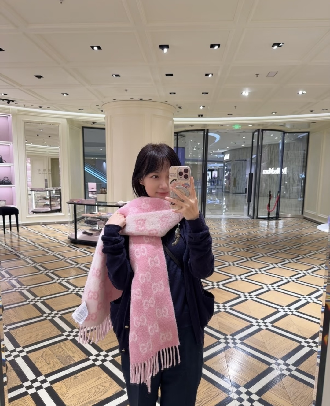 原单对版质量💝Gucci渐变色围巾🧣＂2026早春系列女士软配饰焕新诠释品牌标志性图案。这款围巾以羊驼毛