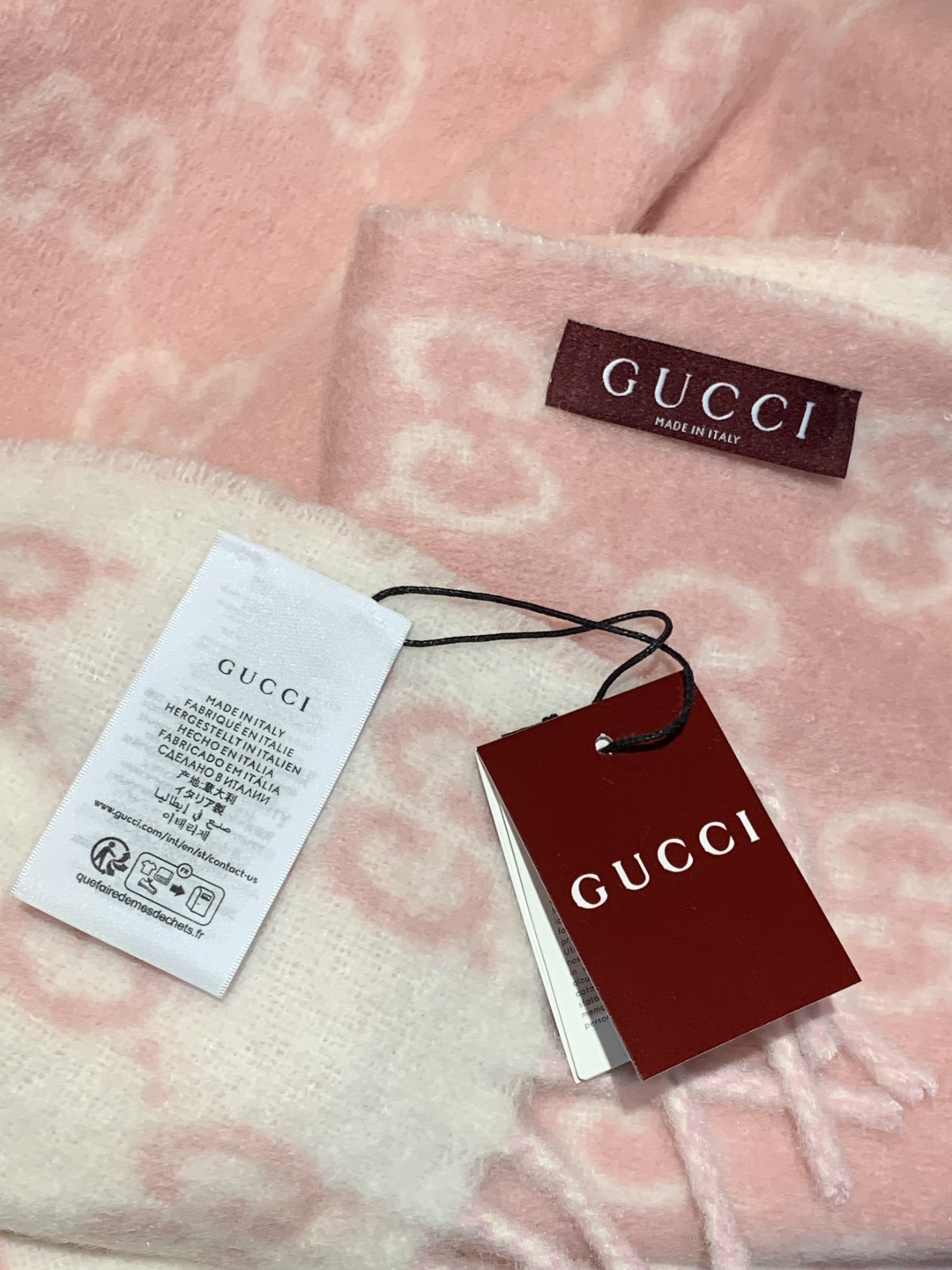 原单对版质量💝Gucci渐变色围巾🧣＂2026早春系列女士软配饰焕新诠释品牌标志性图案。这款围巾以羊驼毛