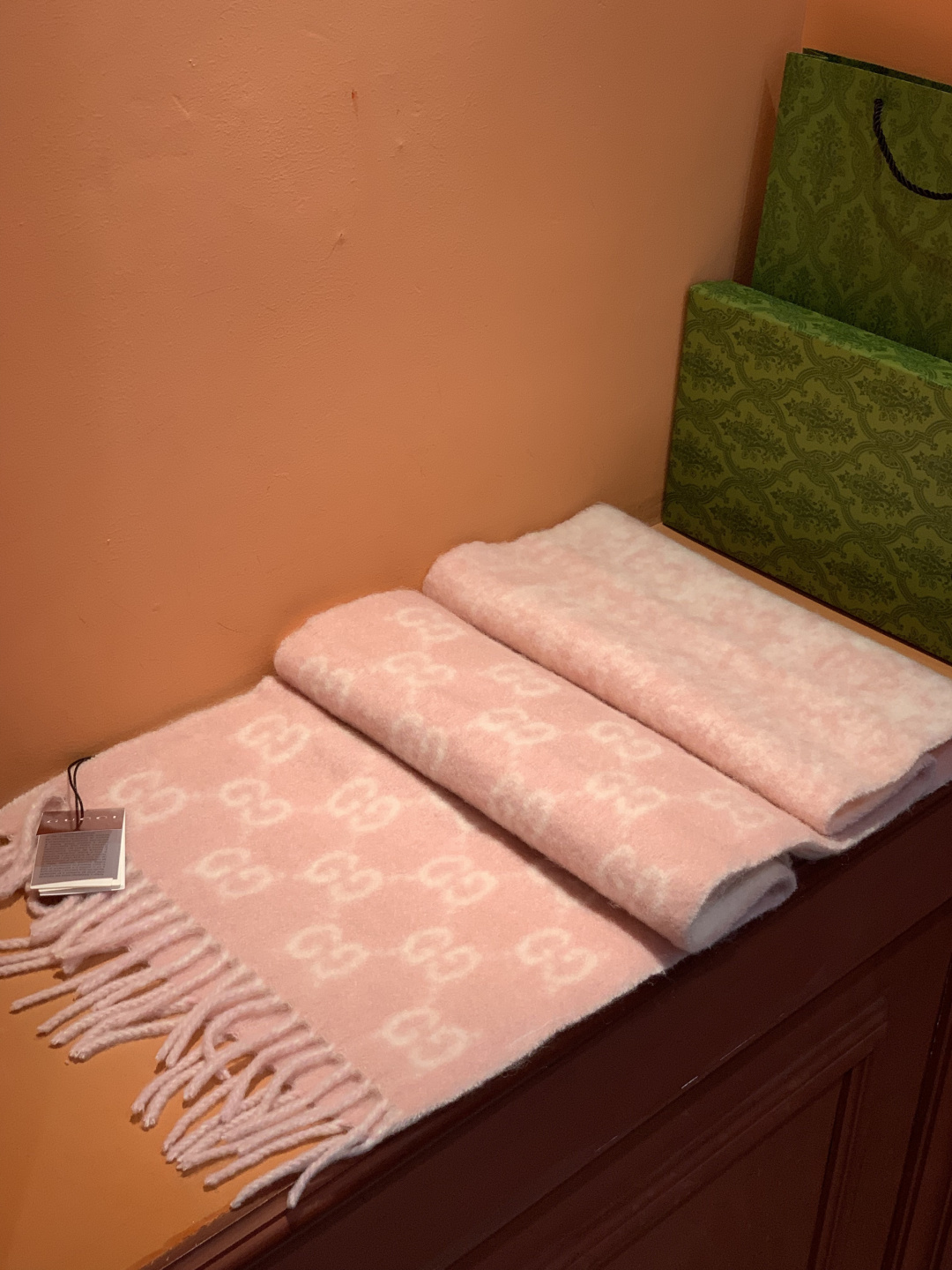 原单对版质量💝Gucci渐变色围巾🧣＂2026早春系列女士软配饰焕新诠释品牌标志性图案。这款围巾以羊驼毛