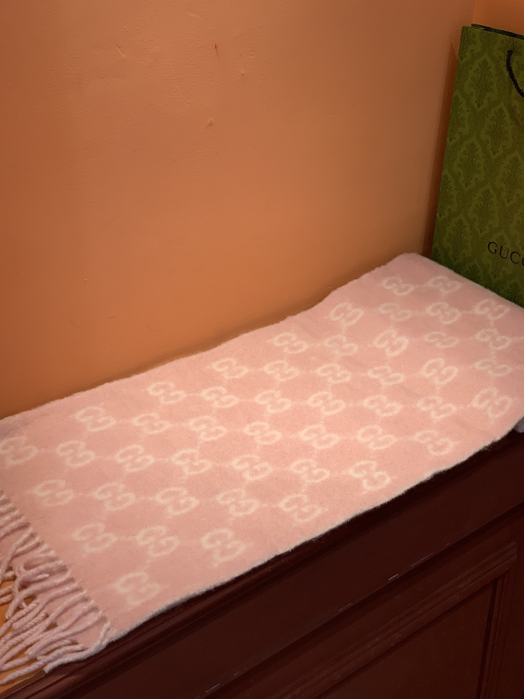 原单对版质量💝Gucci渐变色围巾🧣＂2026早春系列女士软配饰焕新诠释品牌标志性图案。这款围巾以羊驼毛