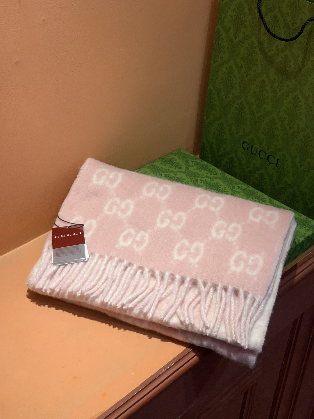 原单对版质量💝Gucci渐变色围巾🧣＂2026早春系列女士软配饰焕新诠释品牌标志性图案。这款围巾以羊驼毛