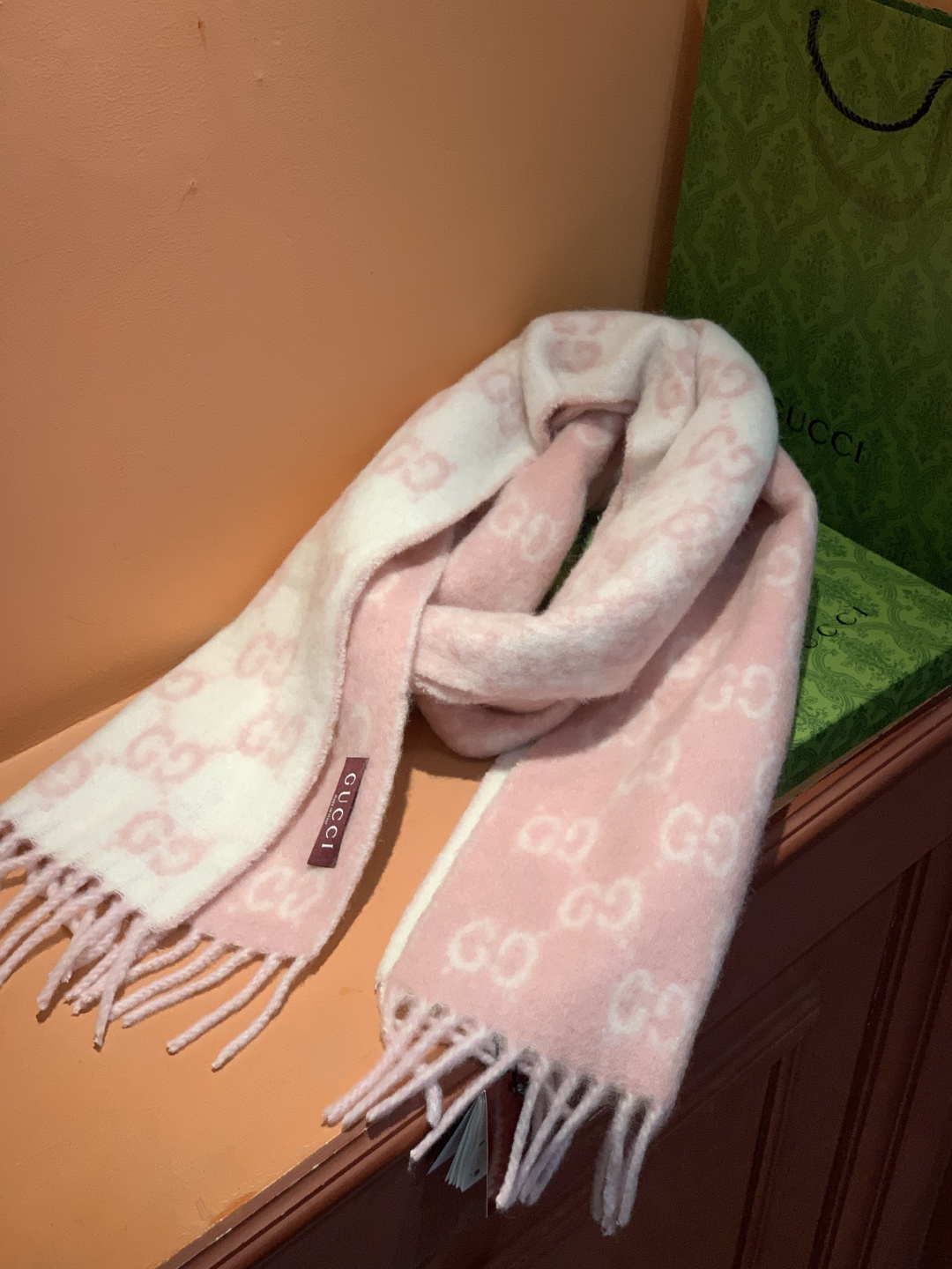 原单对版质量💝Gucci渐变色围巾🧣＂2026早春系列女士软配饰焕新诠释品牌标志性图案。这款围巾以羊驼毛