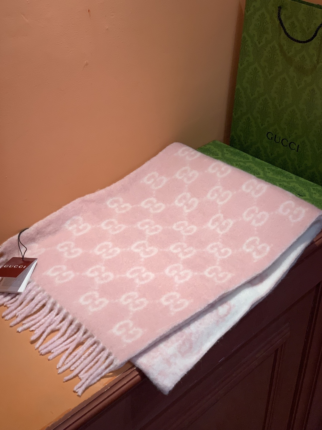 原单对版质量💝Gucci渐变色围巾🧣＂2026早春系列女士软配饰焕新诠释品牌标志性图案。这款围巾以羊驼毛