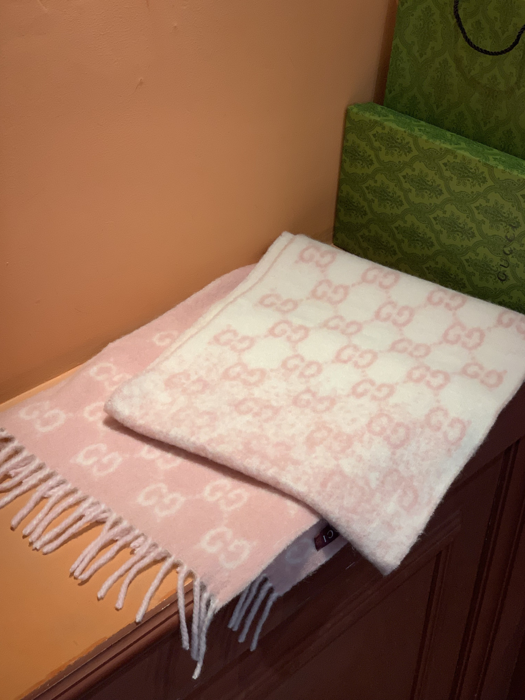 原单对版质量💝Gucci渐变色围巾🧣＂2026早春系列女士软配饰焕新诠释品牌标志性图案。这款围巾以羊驼毛