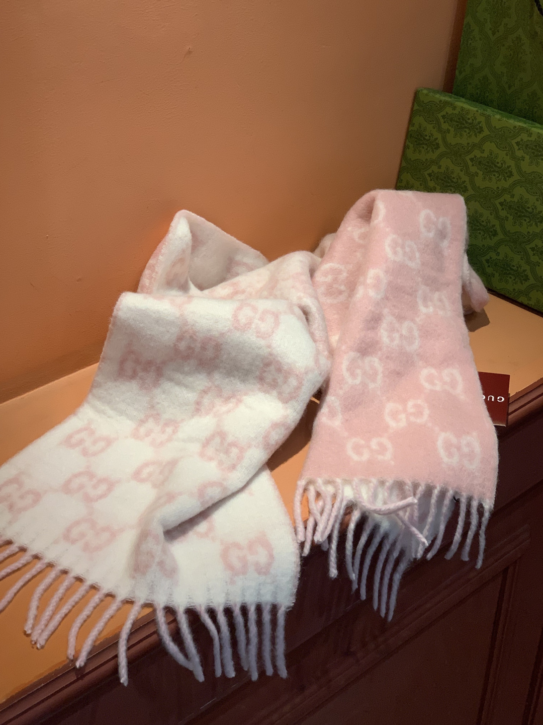 原单对版质量💝Gucci渐变色围巾🧣＂2026早春系列女士软配饰焕新诠释品牌标志性图案。这款围巾以羊驼毛