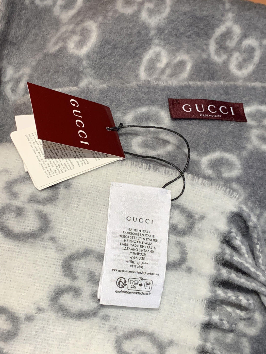 原单对版质量💝Gucci渐变色围巾🧣＂2026早春系列女士软配饰焕新诠释品牌标志性图案。这款围巾以羊驼毛