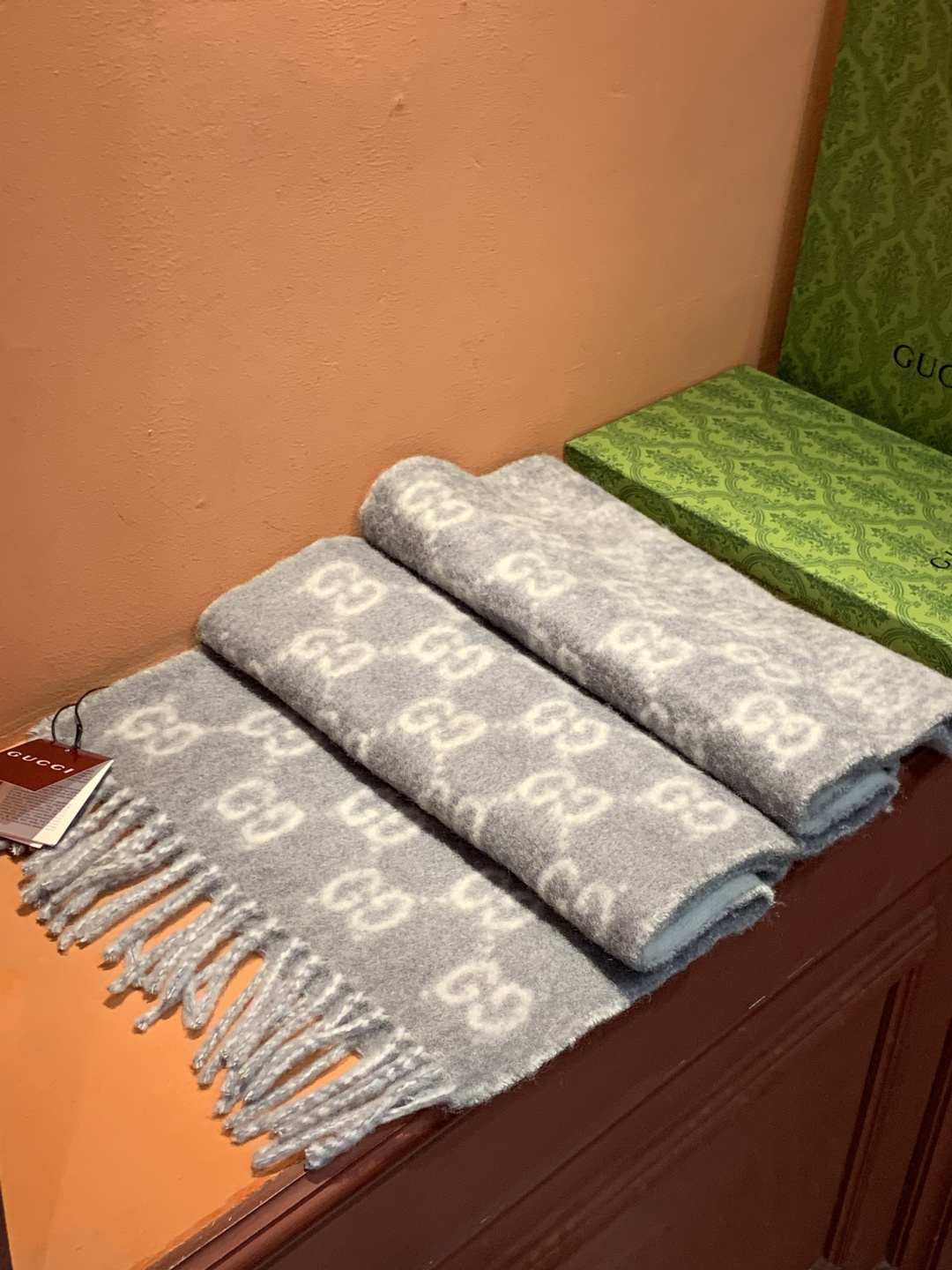 原单对版质量💝Gucci渐变色围巾🧣＂2026早春系列女士软配饰焕新诠释品牌标志性图案。这款围巾以羊驼毛