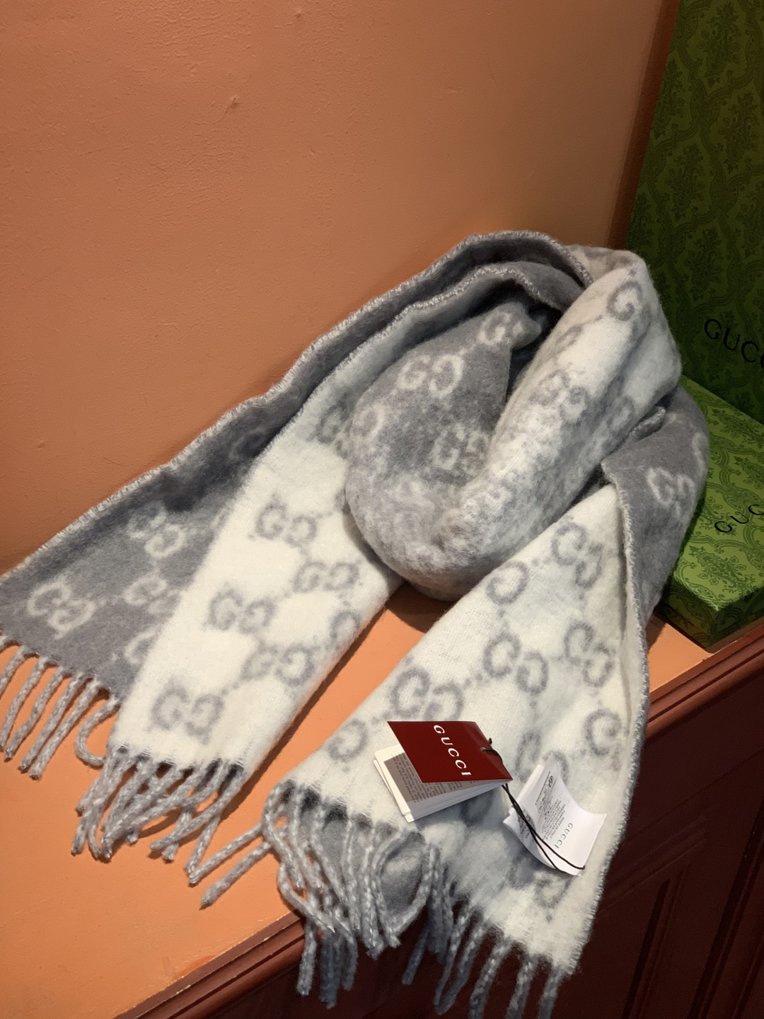 原单对版质量💝Gucci渐变色围巾🧣＂2026早春系列女士软配饰焕新诠释品牌标志性图案。这款围巾以羊驼毛