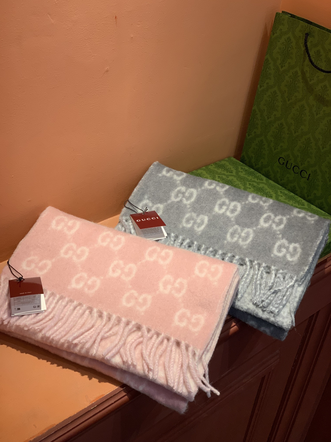 原单对版质量💝Gucci渐变色围巾🧣＂2026早春系列女士软配饰焕新诠释品牌标志性图案。这款围巾以羊驼毛