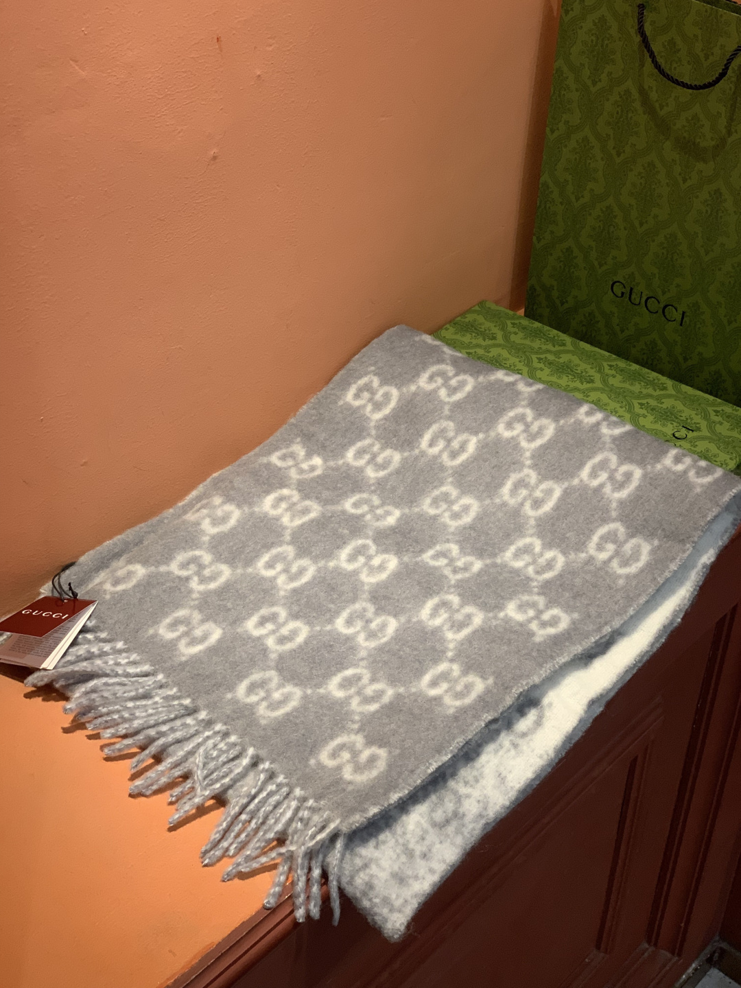 原单对版质量💝Gucci渐变色围巾🧣＂2026早春系列女士软配饰焕新诠释品牌标志性图案。这款围巾以羊驼毛