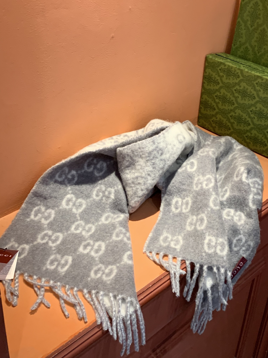 原单对版质量💝Gucci渐变色围巾🧣＂2026早春系列女士软配饰焕新诠释品牌标志性图案。这款围巾以羊驼毛