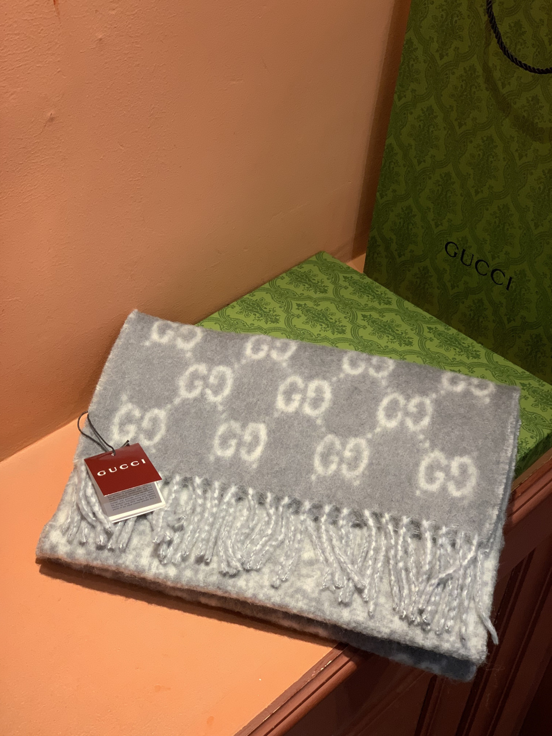 原单对版质量💝Gucci渐变色围巾🧣＂2026早春系列女士软配饰焕新诠释品牌标志性图案。这款围巾以羊驼毛