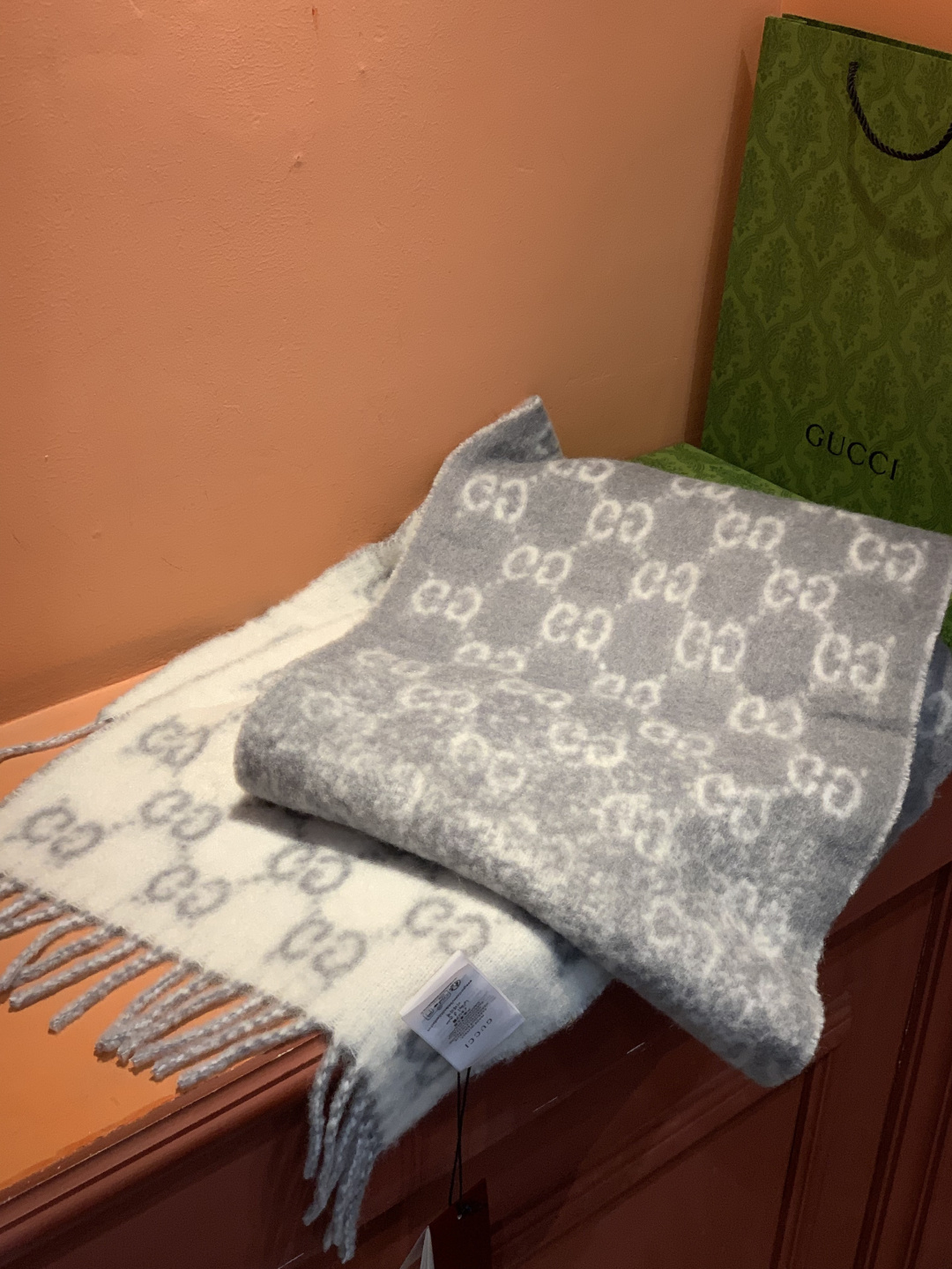 原单对版质量💝Gucci渐变色围巾🧣＂2026早春系列女士软配饰焕新诠释品牌标志性图案。这款围巾以羊驼毛