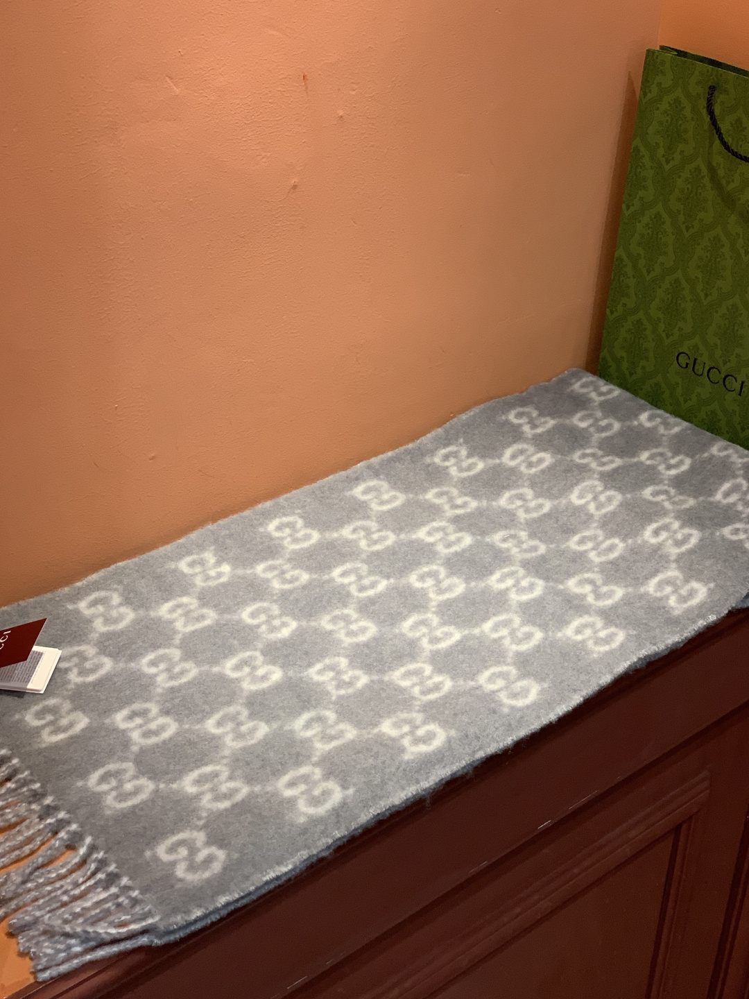 原单对版质量💝Gucci渐变色围巾🧣＂2026早春系列女士软配饰焕新诠释品牌标志性图案。这款围巾以羊驼毛