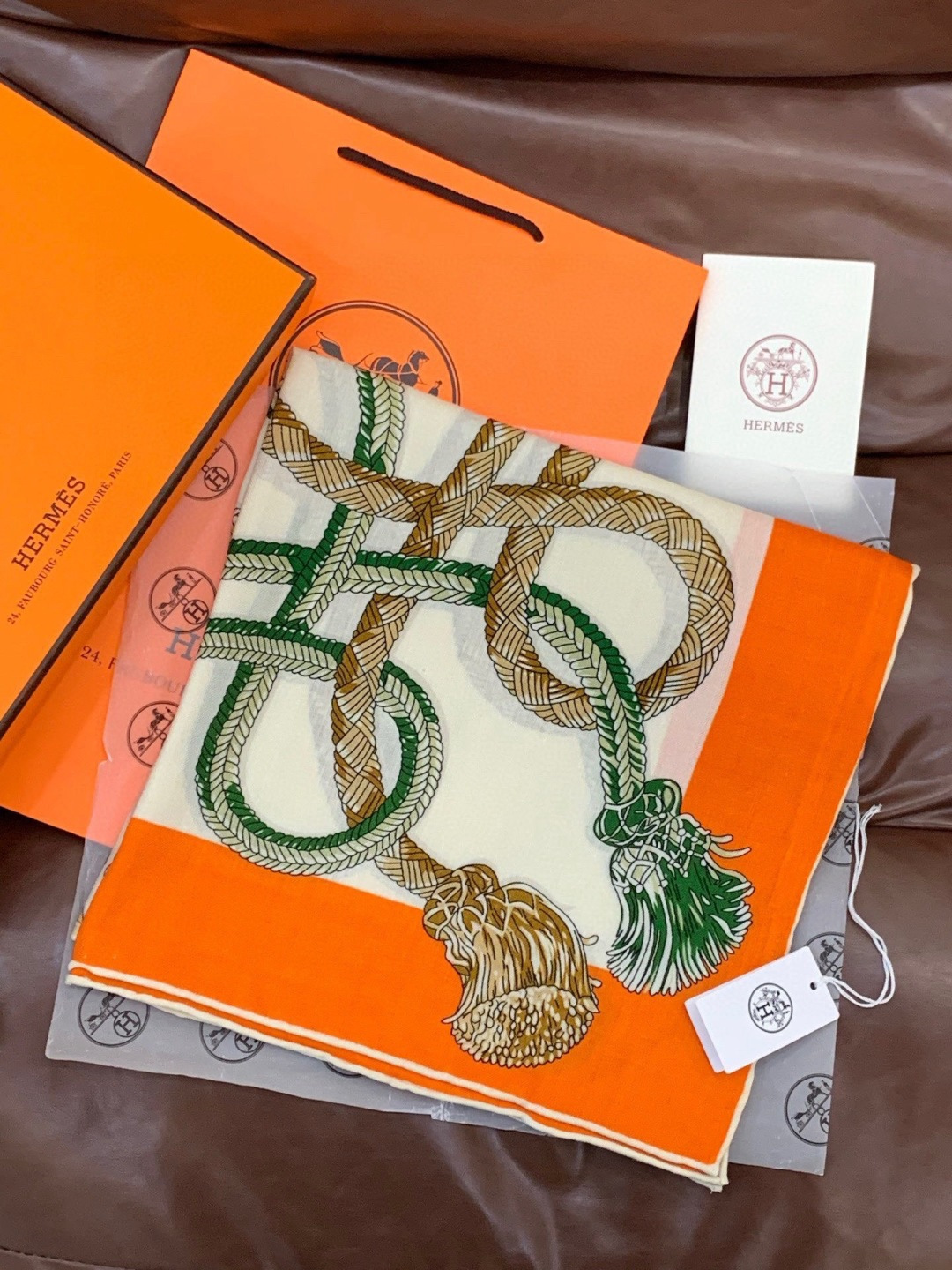 💟2025年秋冬上新💞【双面同色丝绒方巾】手工卷边山羊绒和真丝混纺披肩（70%山羊绒，30%桑蚕丝）这款