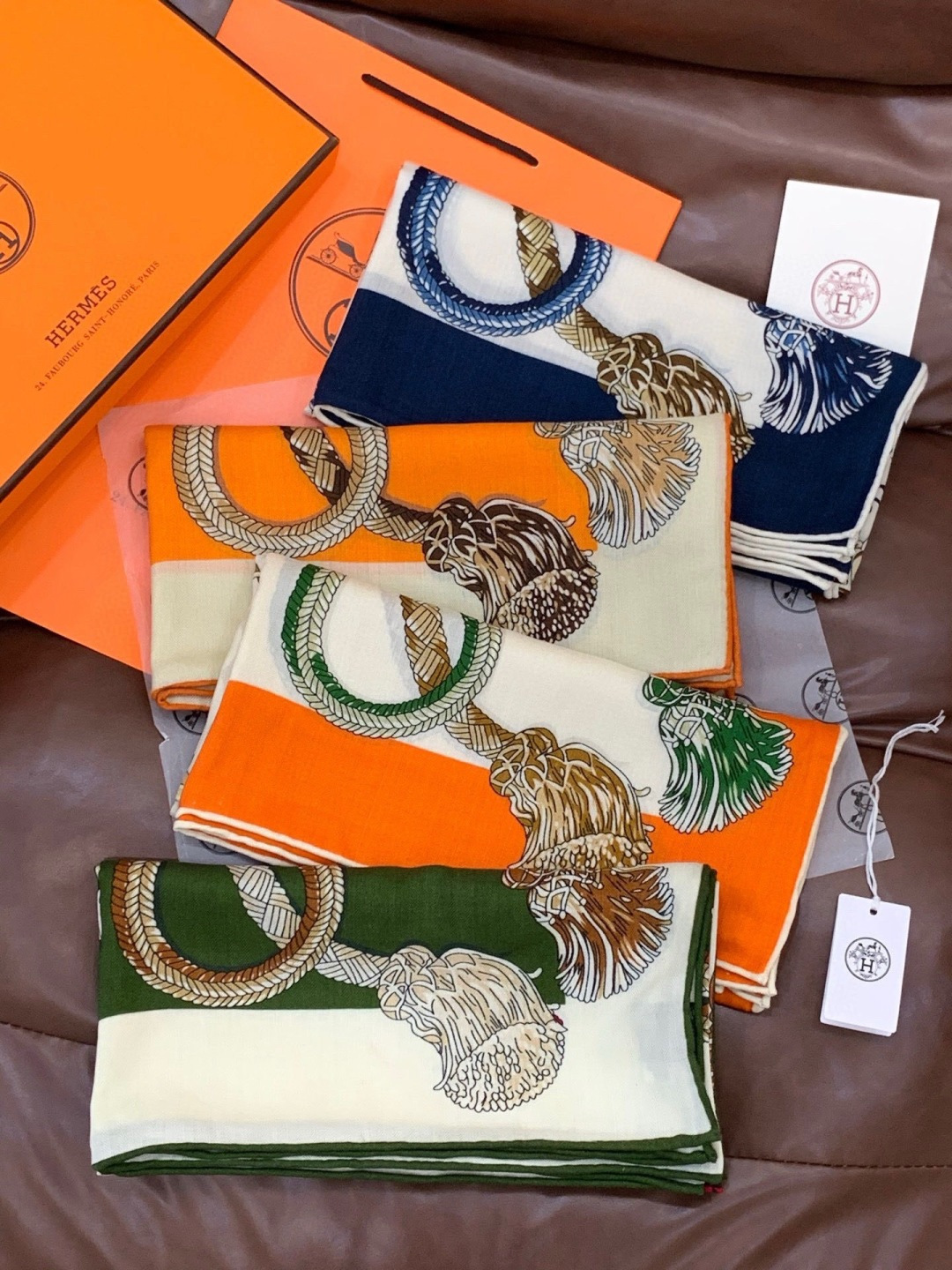 💟2025年秋冬上新💞【双面同色丝绒方巾】手工卷边山羊绒和真丝混纺披肩（70%山羊绒，30%桑蚕丝）这款