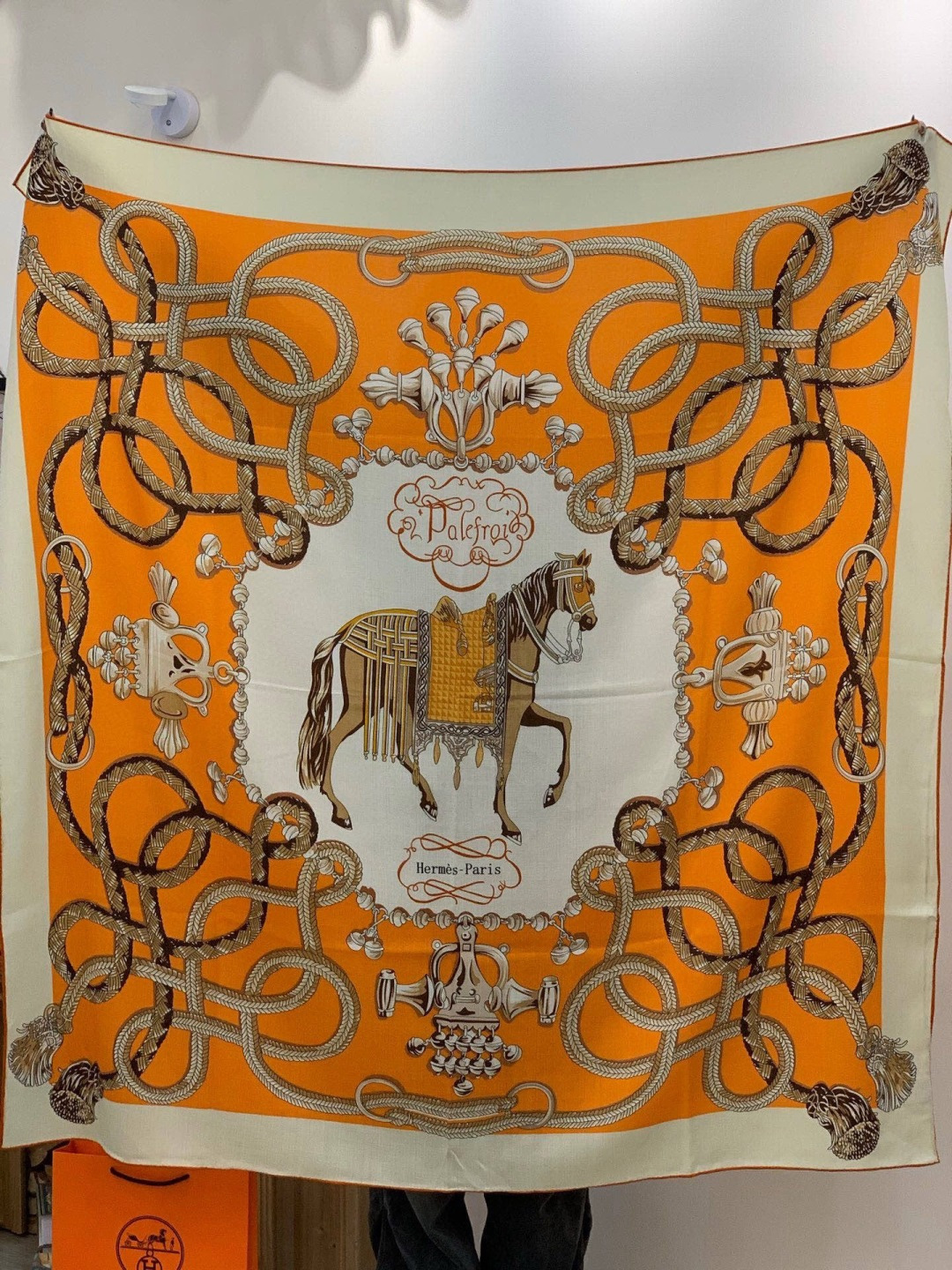 💟2025年秋冬上新💞【双面同色丝绒方巾】手工卷边山羊绒和真丝混纺披肩（70%山羊绒，30%桑蚕丝）这款