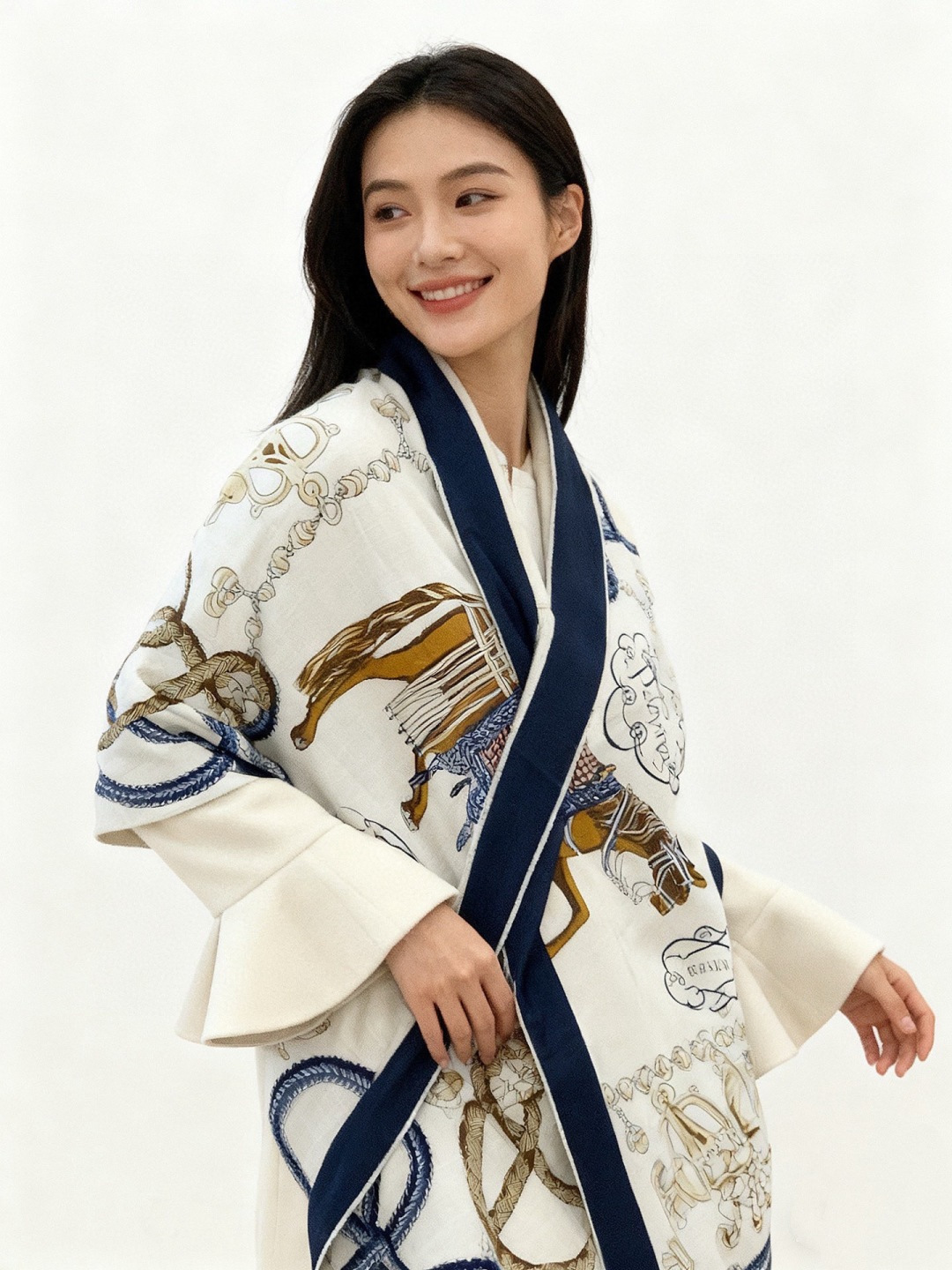 💟2025年秋冬上新💞【双面同色丝绒方巾】手工卷边山羊绒和真丝混纺披肩（70%山羊绒，30%桑蚕丝）这款