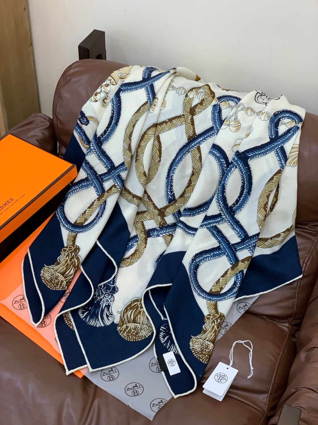 💟2025年秋冬上新💞【双面同色丝绒方巾】手工卷边山羊绒和真丝混纺披肩（70%山羊绒，30%桑蚕丝）这款