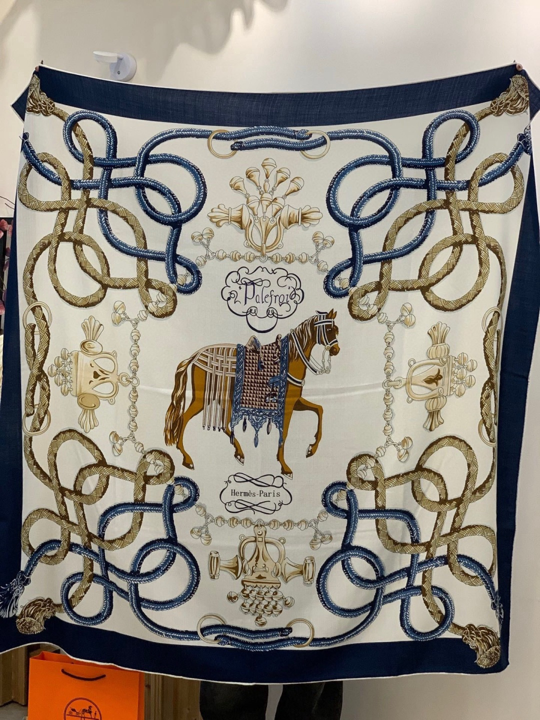 💟2025年秋冬上新💞【双面同色丝绒方巾】手工卷边山羊绒和真丝混纺披肩（70%山羊绒，30%桑蚕丝）这款