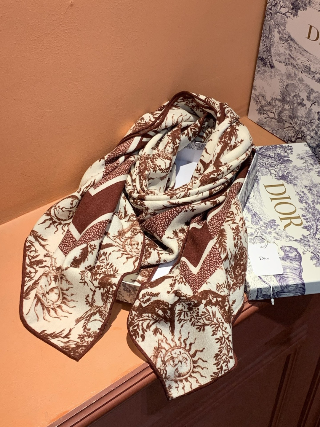 Dior 140丝绒双面同色印花披肩这款 Dior 丝绒披肩以彼得罗•鲁福（Pietro Ruffo）设