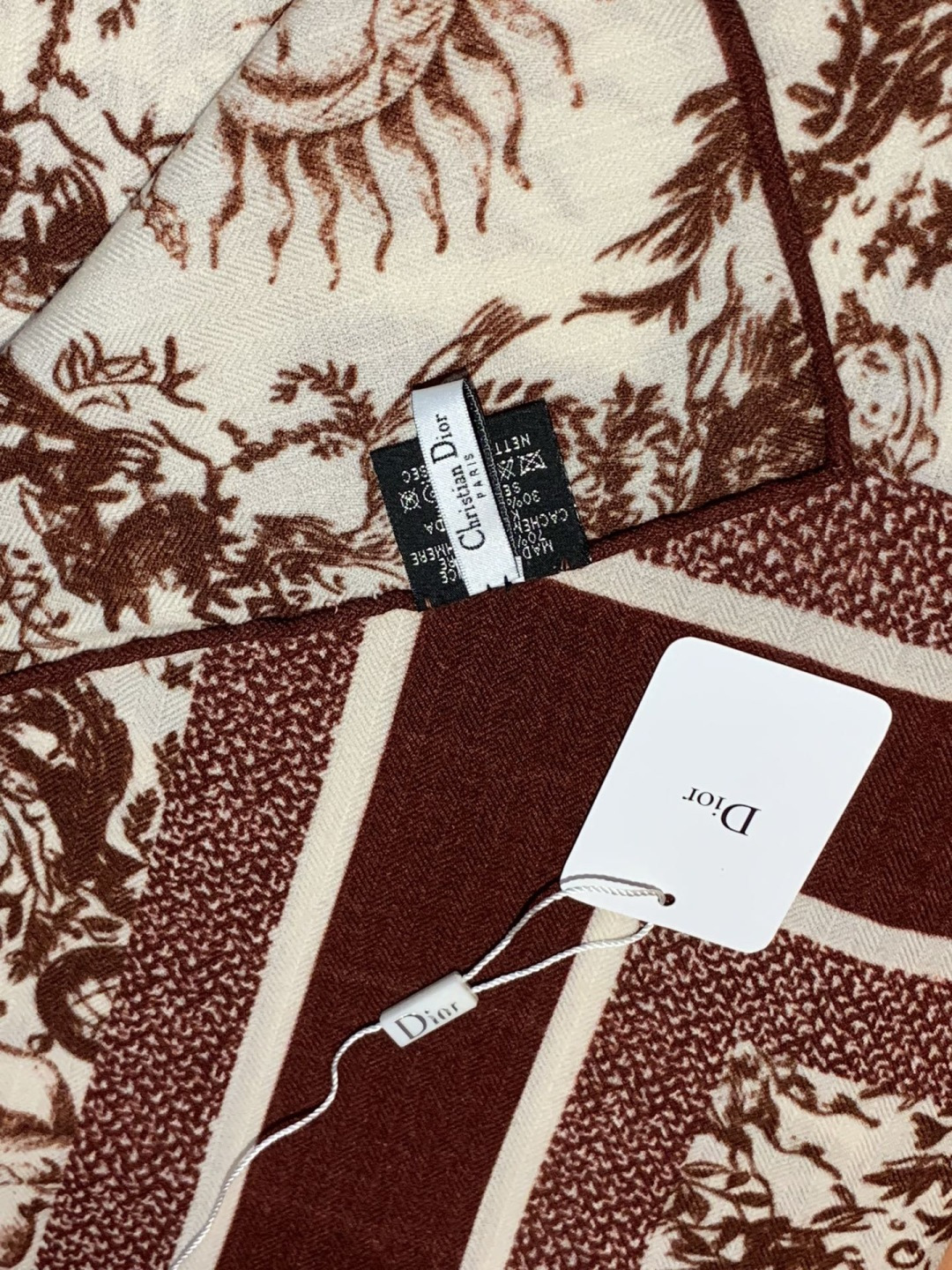 Dior 140丝绒双面同色印花披肩这款 Dior 丝绒披肩以彼得罗•鲁福（Pietro Ruffo）设