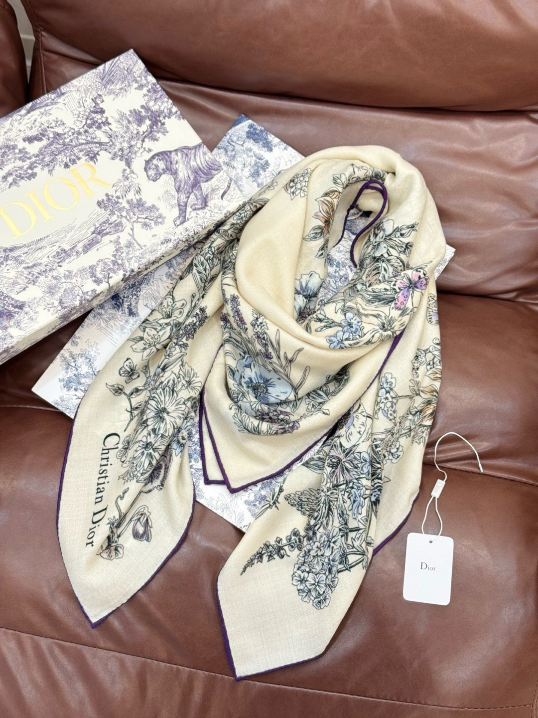 Dior 140双面丝绒印花方巾这款方巾以 Dior Star 图案呈现 Dior 的幸运星，通过该系列