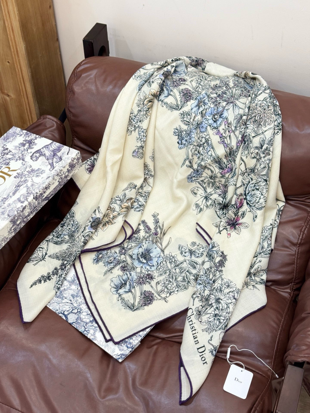 Dior 140双面丝绒印花方巾这款方巾以 Dior Star 图案呈现 Dior 的幸运星，通过该系列