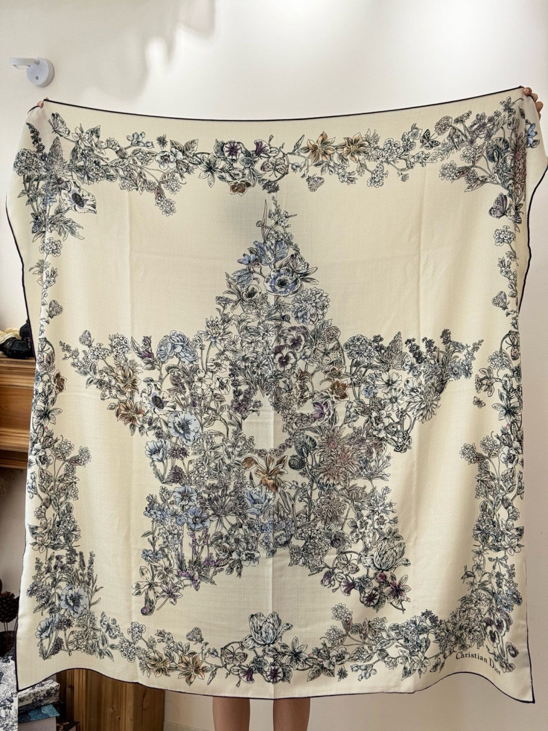 Dior 140双面丝绒印花方巾这款方巾以 Dior Star 图案呈现 Dior 的幸运星，通过该系列