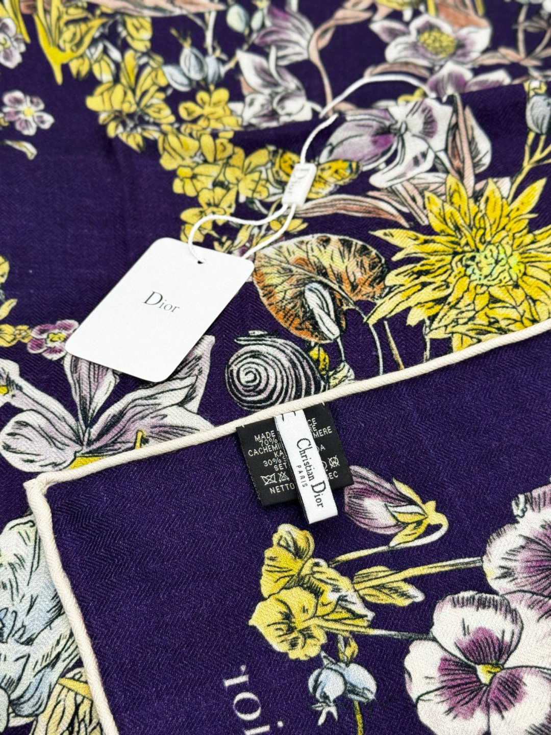 Dior 140双面丝绒印花方巾这款方巾以 Dior Star 图案呈现 Dior 的幸运星，通过该系列