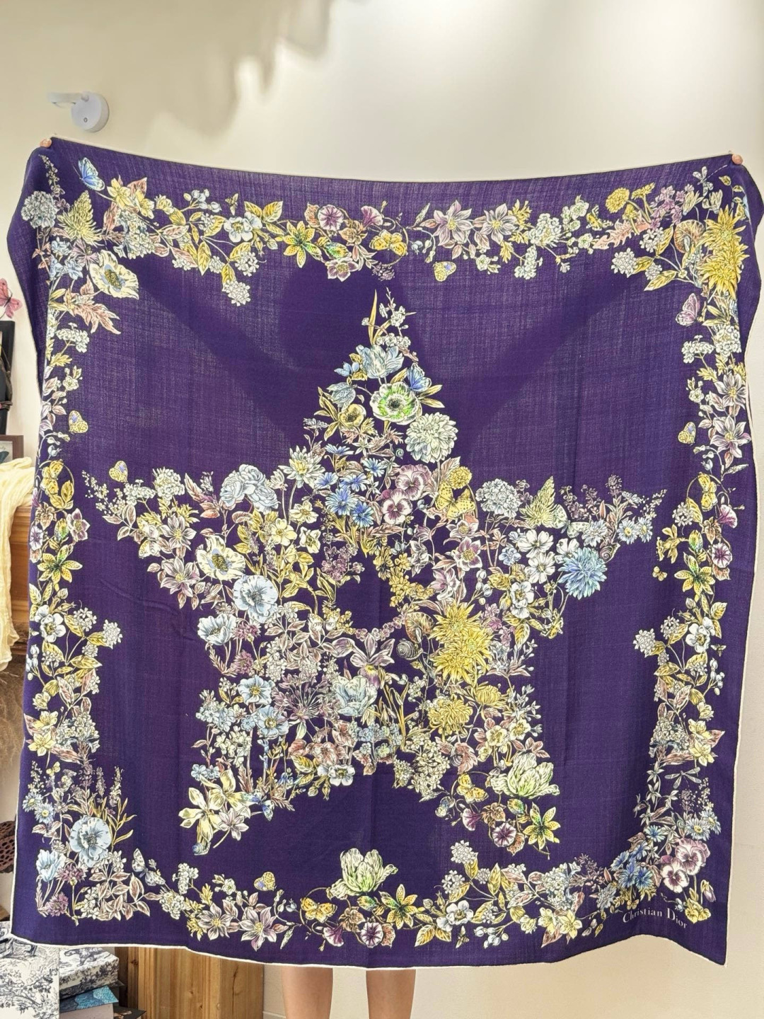 Dior 140双面丝绒印花方巾这款方巾以 Dior Star 图案呈现 Dior 的幸运星，通过该系列