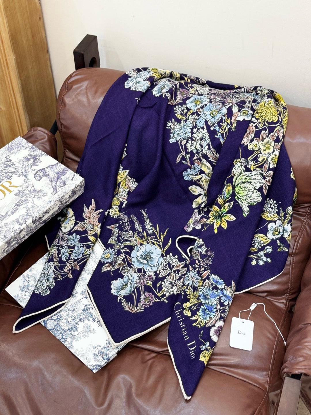 Dior 140双面丝绒印花方巾这款方巾以 Dior Star 图案呈现 Dior 的幸运星，通过该系列