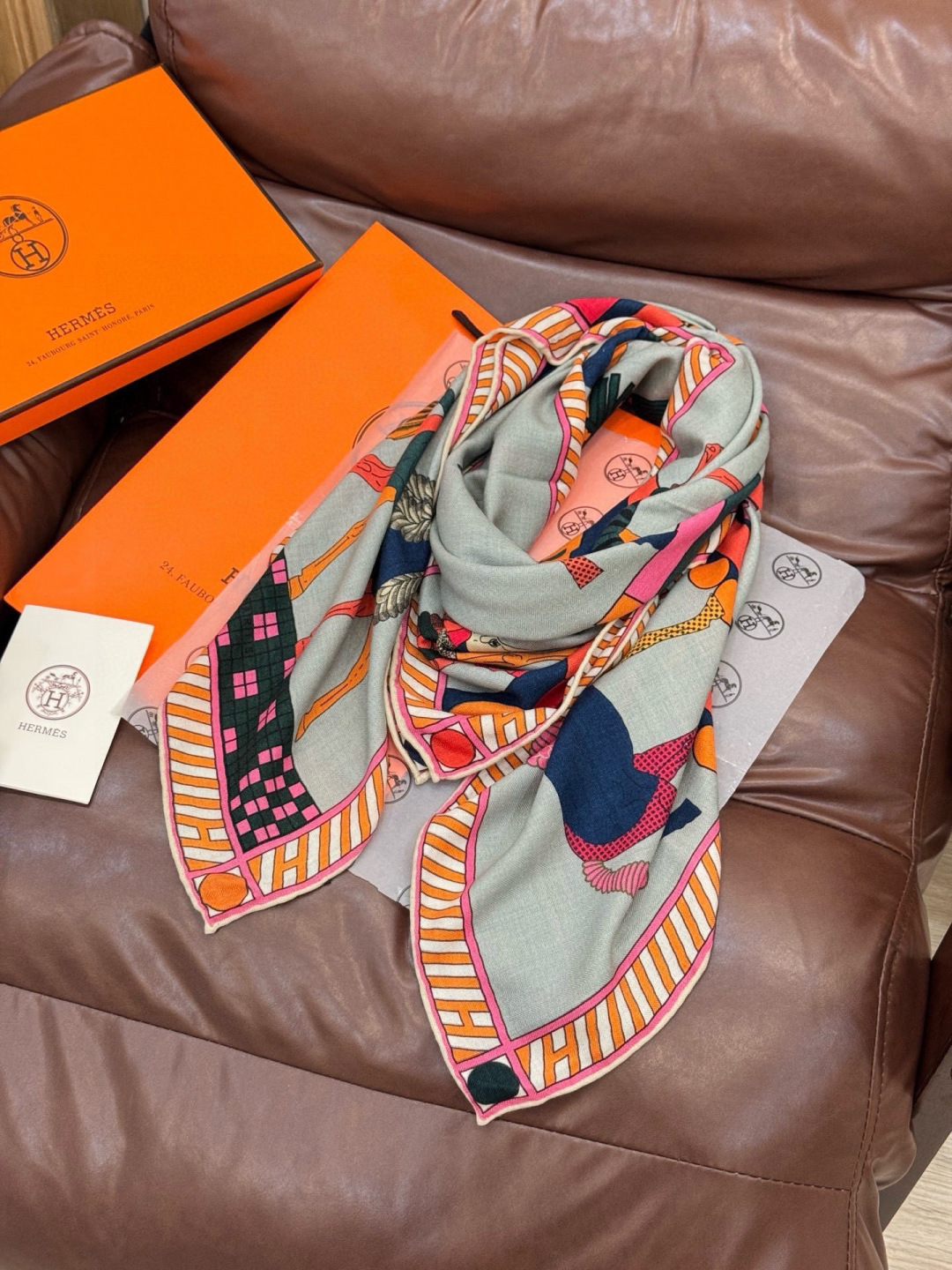 “全速前进”140双面丝绒披肩手工卷边丝绒方巾（30%桑蚕丝70%羊绒）这款经典单品展现强大而迷人的女性