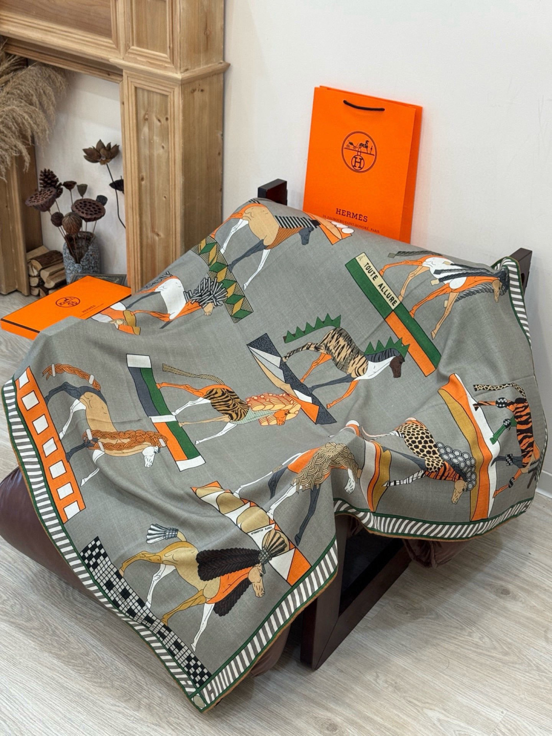 “全速前进”140双面丝绒披肩手工卷边丝绒方巾（30%桑蚕丝70%羊绒）这款经典单品展现强大而迷人的女性