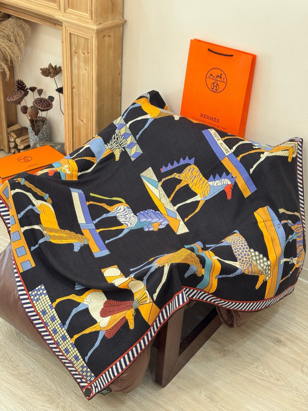 “全速前进”140双面丝绒披肩手工卷边丝绒方巾（30%桑蚕丝70%羊绒）这款经典单品展现强大而迷人的女性