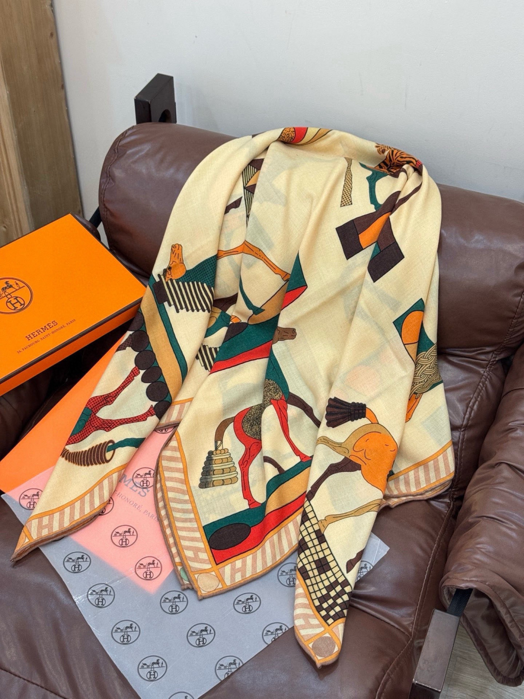 “全速前进”140双面丝绒披肩手工卷边丝绒方巾（30%桑蚕丝70%羊绒）这款经典单品展现强大而迷人的女性