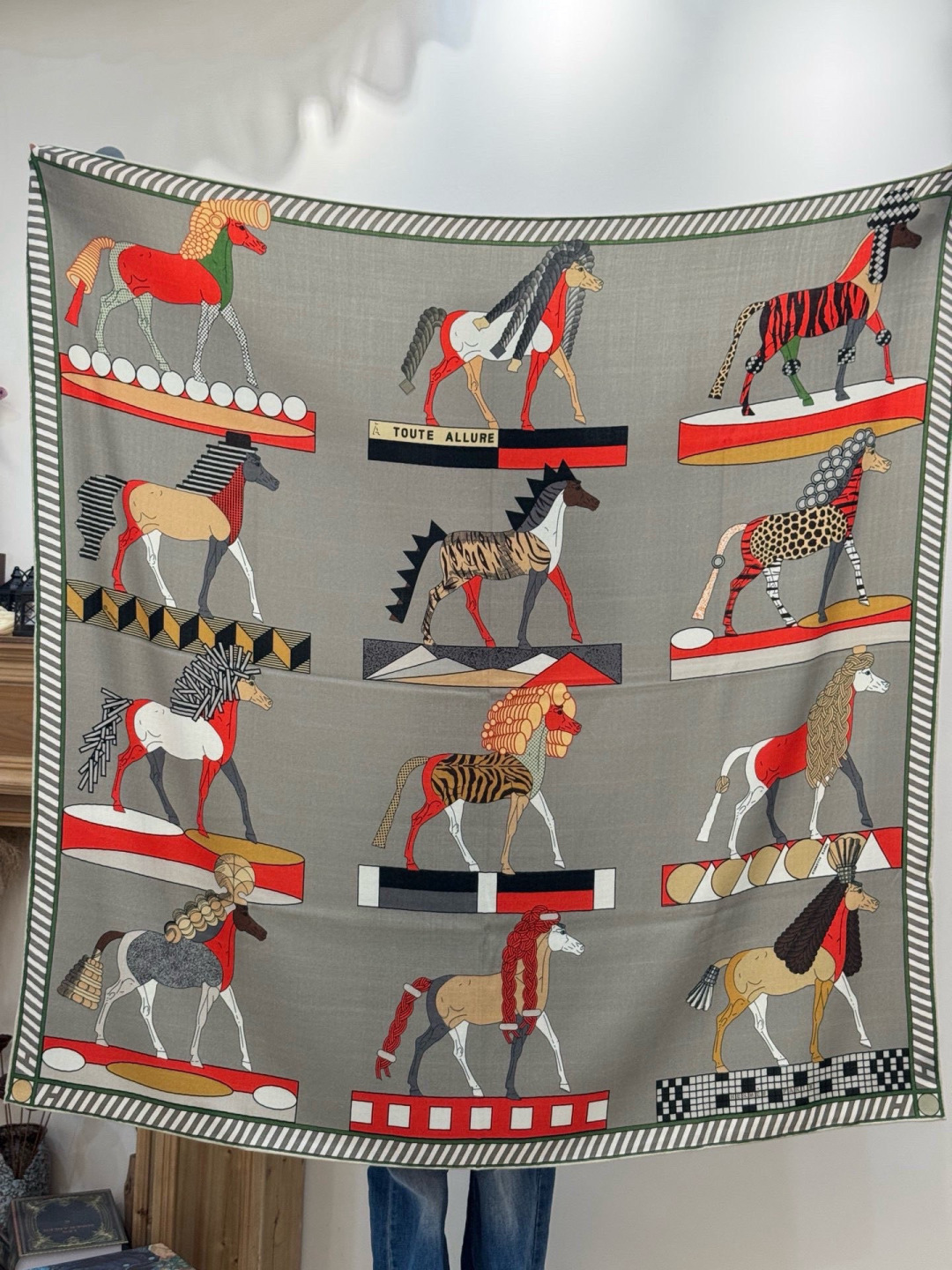 “全速前进”140双面丝绒披肩手工卷边丝绒方巾（30%桑蚕丝70%羊绒）这款经典单品展现强大而迷人的女性