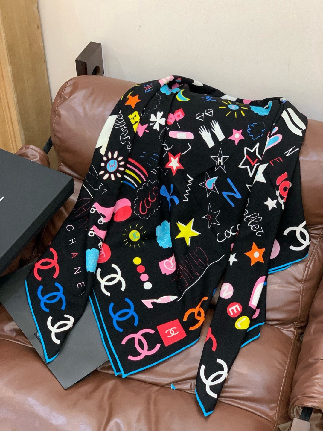 2025秋冬高级成衣系列～Chanel 【140双面同色丝绒披肩】此系列谱写一曲自由轻灵的赞歌本系列作品