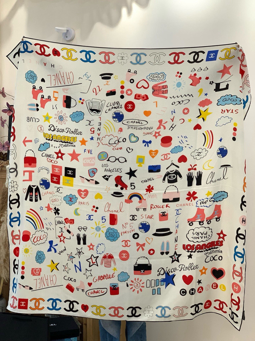 2025秋冬高级成衣系列～Chanel 【140双面同色丝绒披肩】此系列谱写一曲自由轻灵的赞歌本系列作品