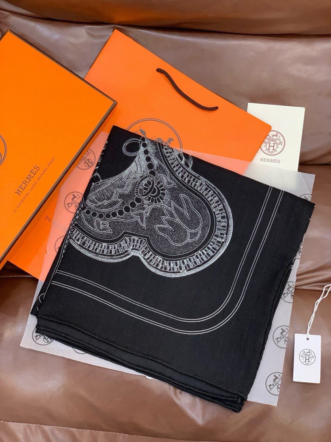 “盛宴”140厘米丝绒高级黑方巾【双面同色】手工卷边丝绒真丝方巾（30%真丝70%羊绒）这款典藏方巾展现