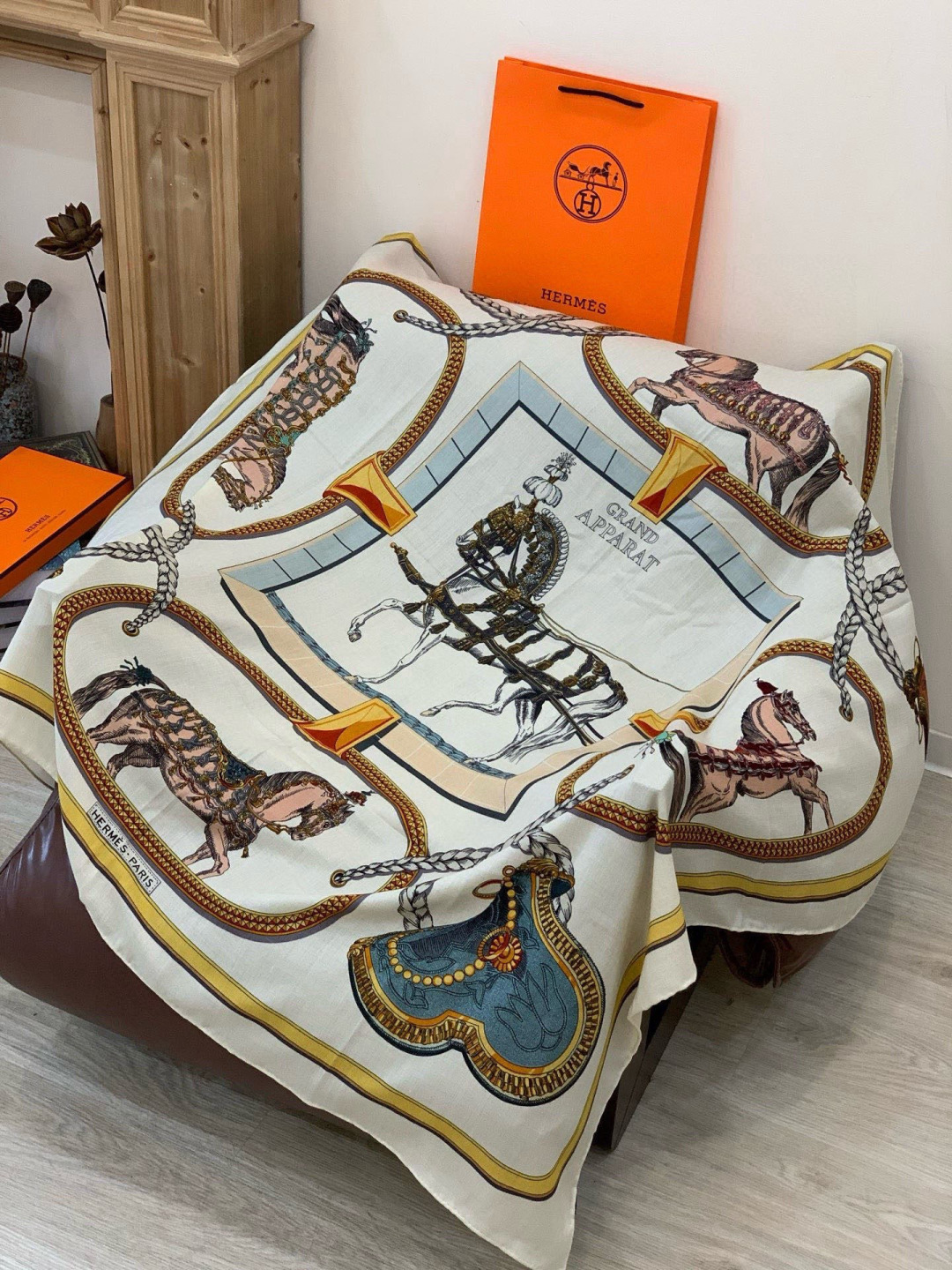 “盛宴”140厘米丝绒高级黑方巾【双面同色】手工卷边丝绒真丝方巾（30%真丝70%羊绒）这款典藏方巾展现