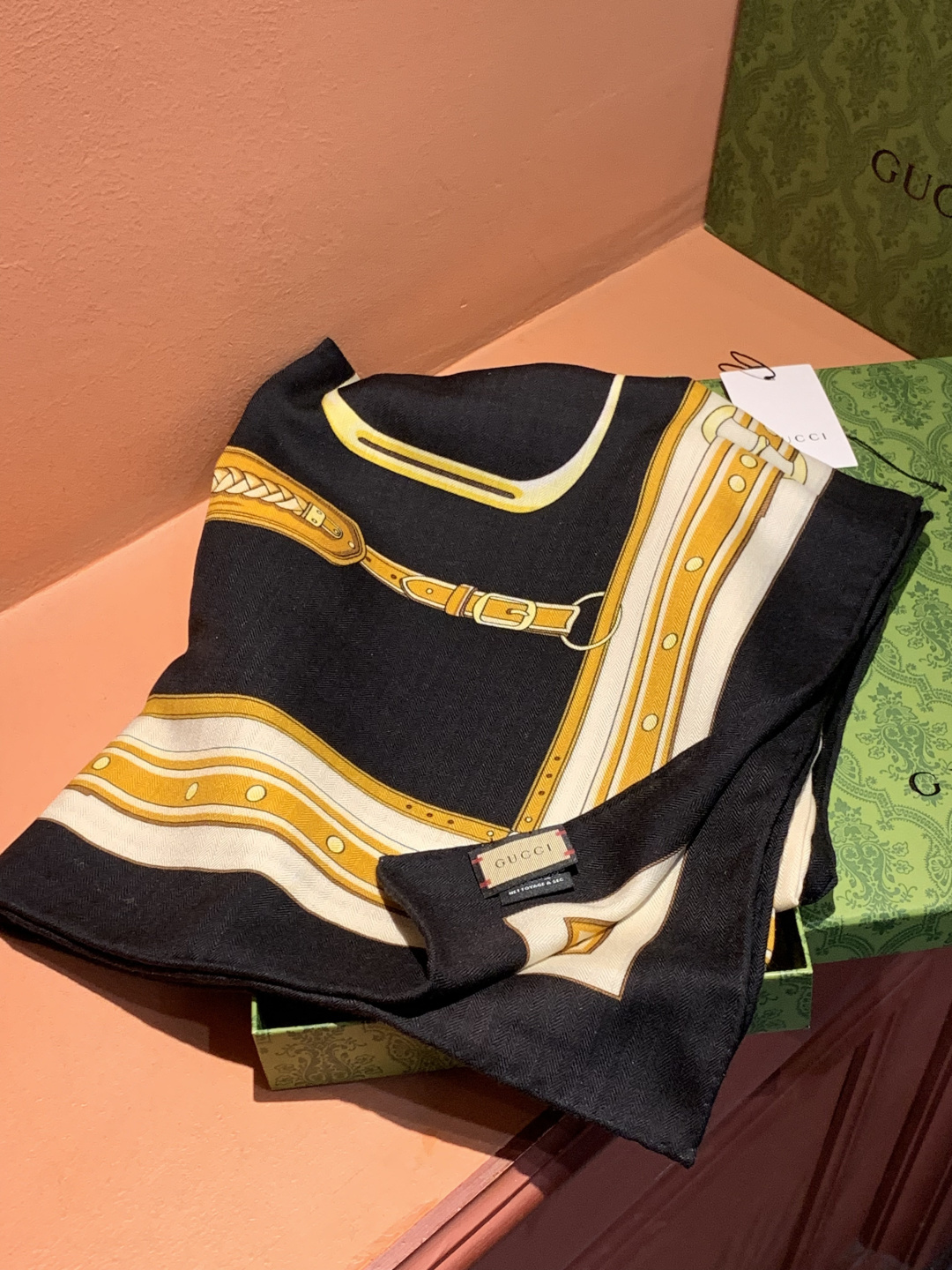 Gucci新款方巾 品牌典藏图案在与全新醒目印花的衬托下熠熠生辉。这款方巾匠心缀饰动物和花卉印花，彰显G