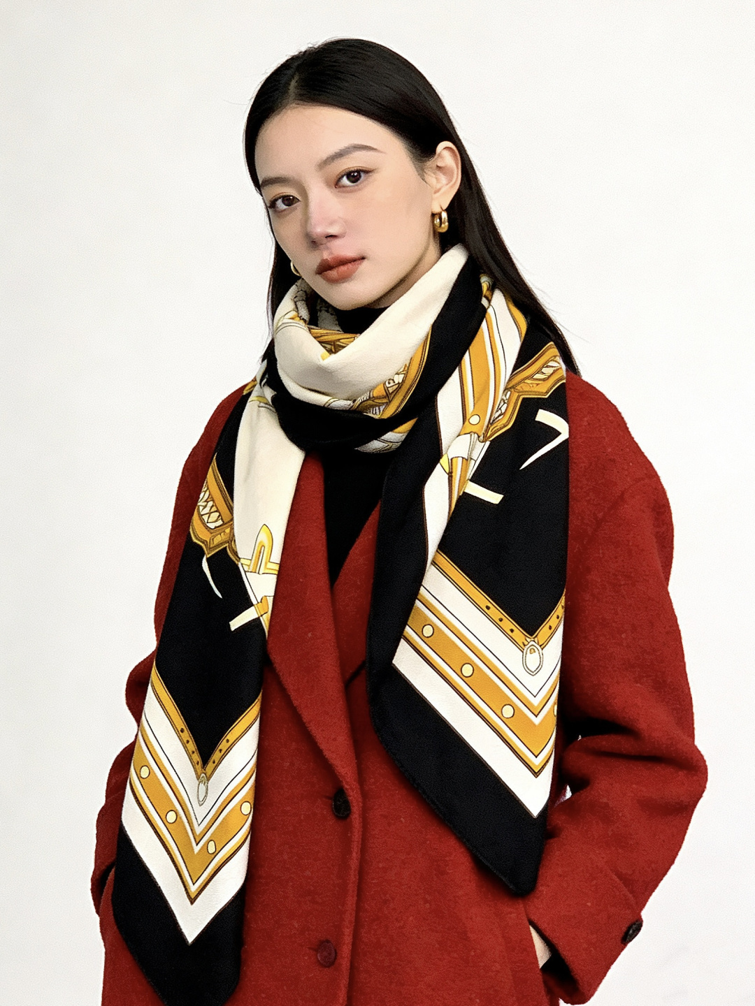 Gucci新款方巾 品牌典藏图案在与全新醒目印花的衬托下熠熠生辉。这款方巾匠心缀饰动物和花卉印花，彰显G