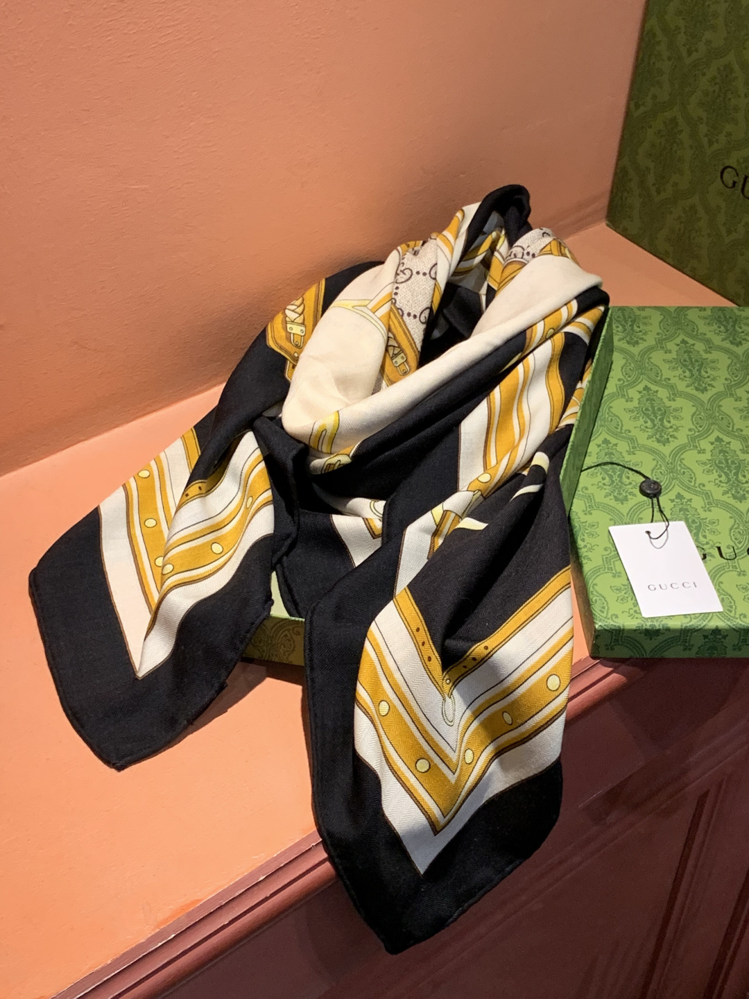 Gucci新款方巾 品牌典藏图案在与全新醒目印花的衬托下熠熠生辉。这款方巾匠心缀饰动物和花卉印花，彰显G