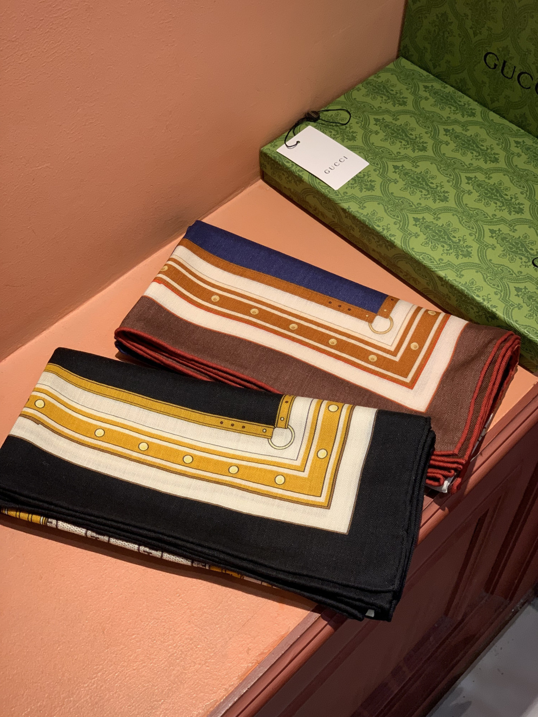 Gucci新款方巾 品牌典藏图案在与全新醒目印花的衬托下熠熠生辉。这款方巾匠心缀饰动物和花卉印花，彰显G