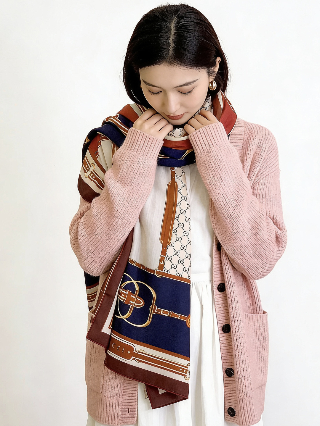 Gucci新款方巾 品牌典藏图案在与全新醒目印花的衬托下熠熠生辉。这款方巾匠心缀饰动物和花卉印花，彰显G