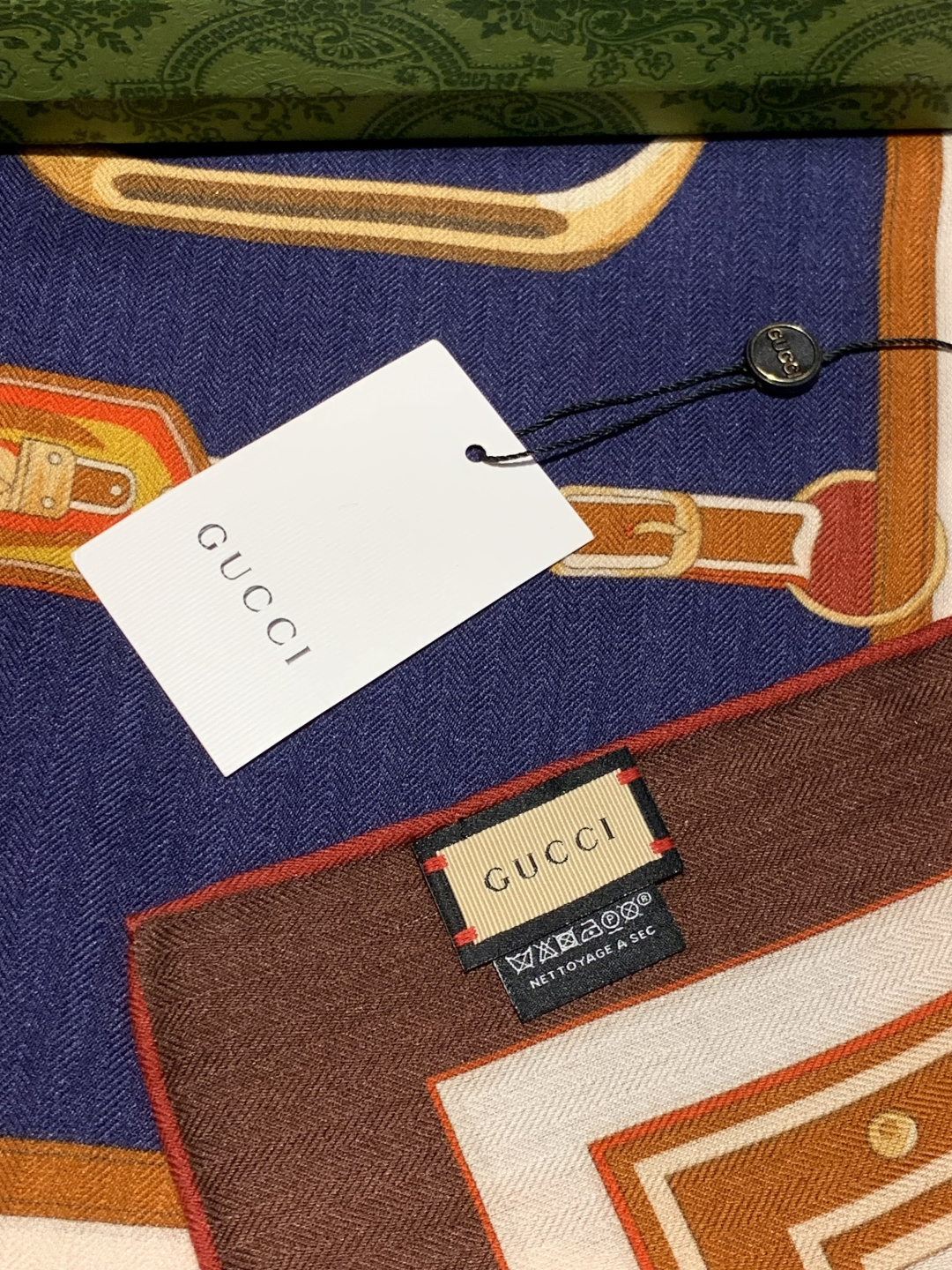 Gucci新款方巾 品牌典藏图案在与全新醒目印花的衬托下熠熠生辉。这款方巾匠心缀饰动物和花卉印花，彰显G