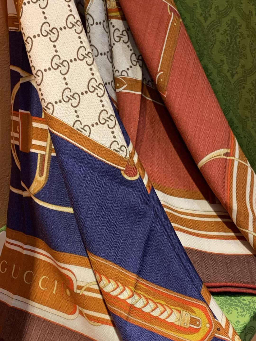 Gucci新款方巾 品牌典藏图案在与全新醒目印花的衬托下熠熠生辉。这款方巾匠心缀饰动物和花卉印花，彰显G