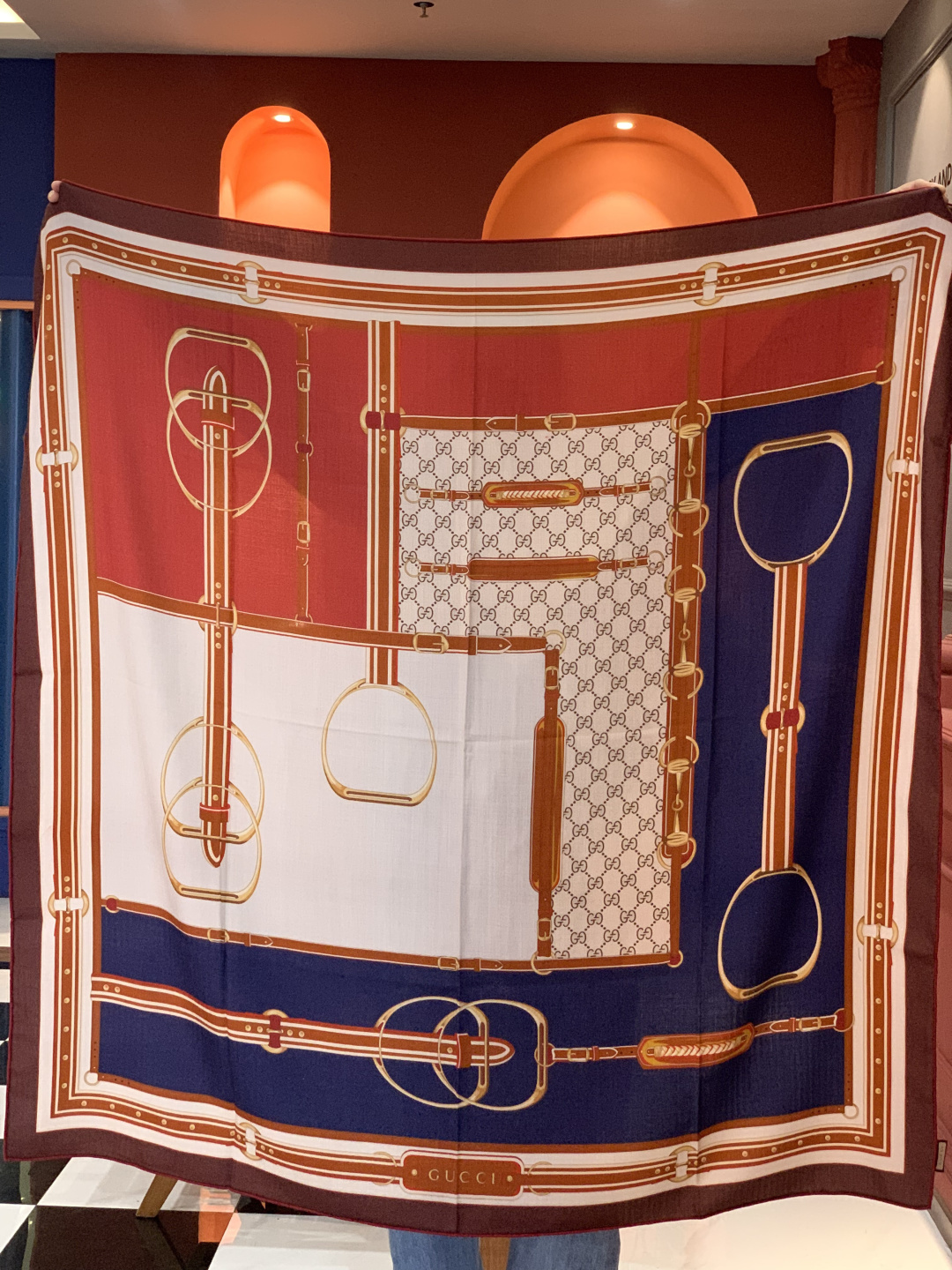 Gucci新款方巾 品牌典藏图案在与全新醒目印花的衬托下熠熠生辉。这款方巾匠心缀饰动物和花卉印花，彰显G